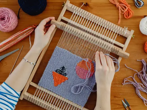 Productos locales, artesanía, alimentos procesados, comercio pequeño y emprendimientos de manufactura.